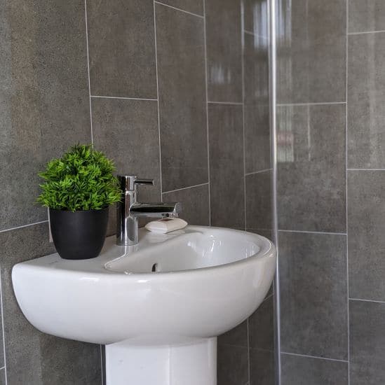 Panel de pared con efecto de azulejo en gris grafito de 8 mm