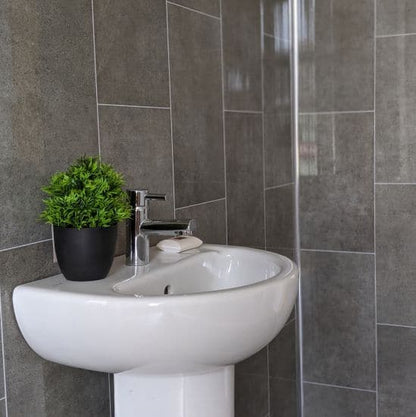 Panel de pared con efecto de azulejo en gris grafito de 8 mm