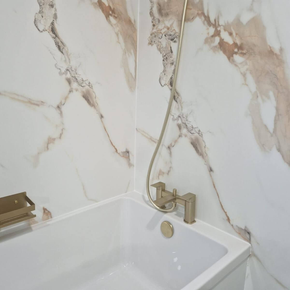 Panel de ducha Calacatta Marble Ultra Mate de 10 mm (1 m x 2,4 m)