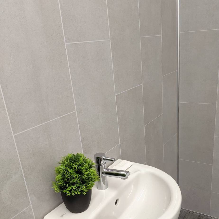 Panel de pared para baño Classic Grey con efecto de azulejo, de 8 mm (2,6 m)