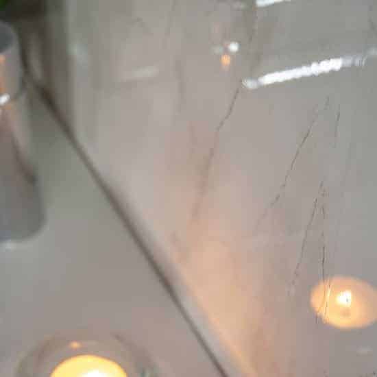 Panel de pared Lightning Marble de 8 mm (2,6 m)