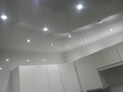 Panel de pared y techo para baño de 8 mm en acabado blanco brillante (2,6 m)