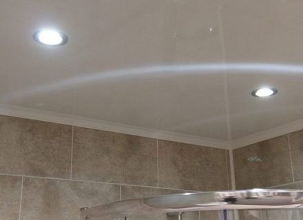 Panel de pared y techo para baño de 8 mm en acabado blanco brillante (2,6 m)